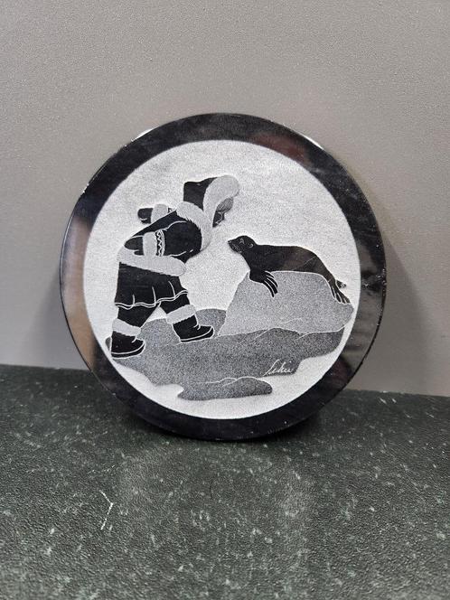 Handgemaakt stenen wandbord – Canadese kunst (SIKU) – Ø15 cm, Antiek en Kunst, Antiek | Wandborden en Tegels, Ophalen of Verzenden