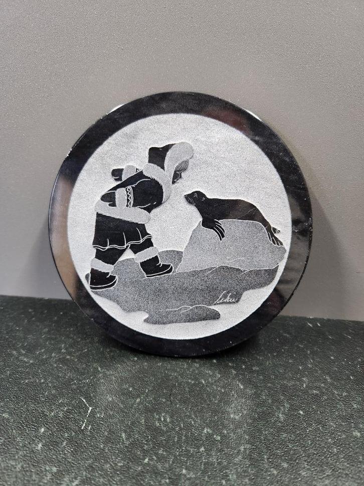 Handgemaakt stenen wandbord – Canadese kunst (SIKU) – Ø15 cm, Antiek en Kunst, Antiek | Wandborden en Tegels, Ophalen of Verzenden