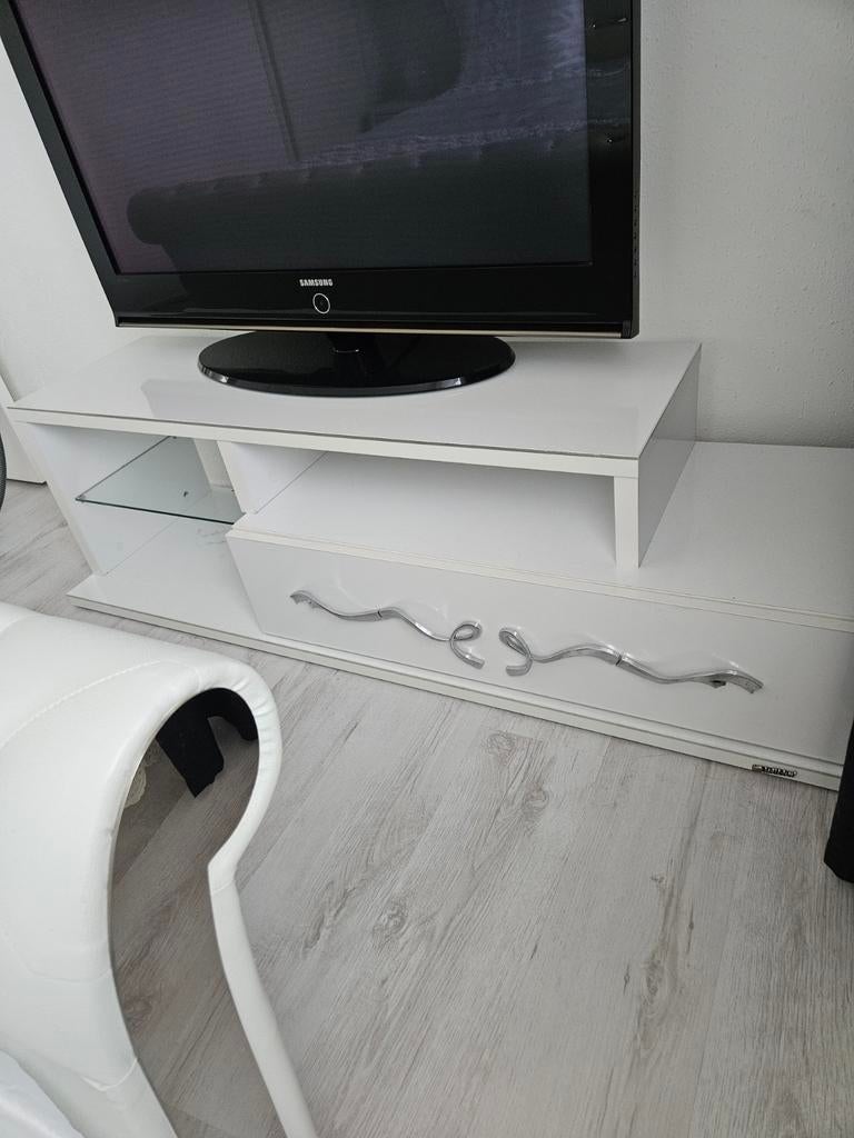 Witte TV meubel met lade hoogglans wit 150breed 40 diep, Huis en Inrichting, Kasten | Televisiemeubels, Zo goed als nieuw, Minder dan 100 cm