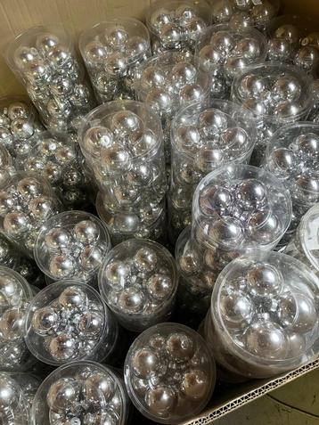 100 kokers zilveren kerstballen van glas beschikbaar voor biedingen
