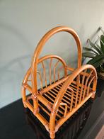 Vintage rotan lectuurhouder/tijdschriften houder/ krantenbak, Huis en Inrichting, Woonaccessoires | Krantenbakken en Lectuurbakken