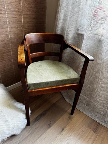 Vintage eiken houten stoel beschikbaar voor biedingen