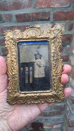 Metalen foto gedateerd 1899 in het originele lijstje 13x10cm, Verzenden