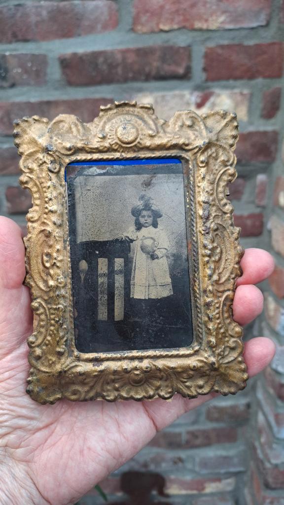 Metalen foto gedateerd 1899 in het originele lijstje 13x10cm, Antiek en Kunst, Curiosa en Brocante, Verzenden