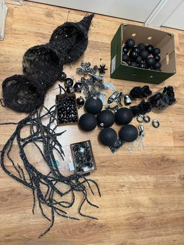 Zwarte kerstdecoratie en kerstballen beschikbaar voor biedingen