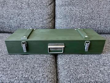 Houten Leger Kist met spansluitingen beschikbaar voor biedingen