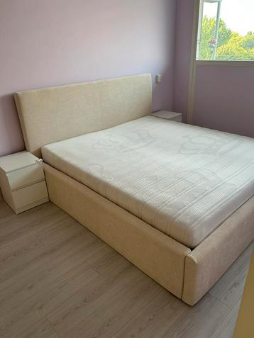 Bedframe, matras en 2 nachtkastjes beschikbaar voor biedingen