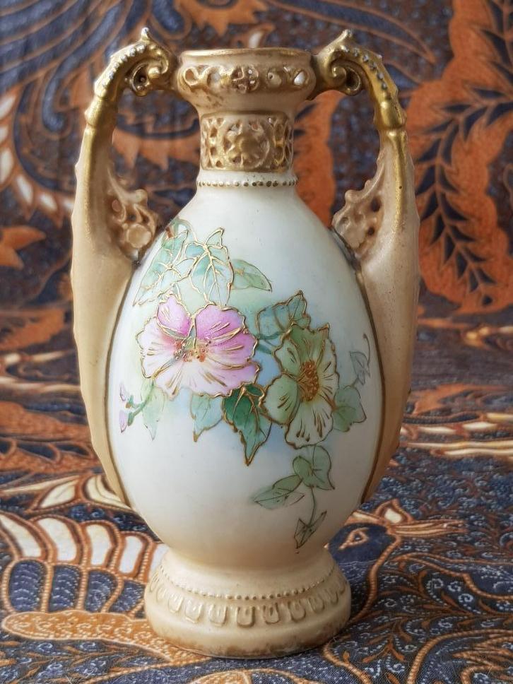Mooi antiek vaasje uit Engeland van porselein 14 cm. 1900., Antiek en Kunst, Antiek | Vazen, Ophalen of Verzenden