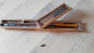 Griffelkistje met inhoud beschikbaar voor biedingen