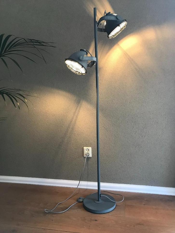 INDUSTRIELE STAANDE LAMP met vloerschakelaar, Huis en Inrichting, Lampen | Vloerlampen, Zo goed als nieuw, 150 tot 200 cm, Metaal