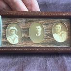 Antiek Fotolijstje met 3 Foto’s Hout en Glas, Antiek en Kunst, Verzenden