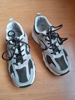 Sneakers grijsgroen/legergroen maat 40 (valt als 39), Ophalen of Verzenden, Zo goed als nieuw, Overige kleuren