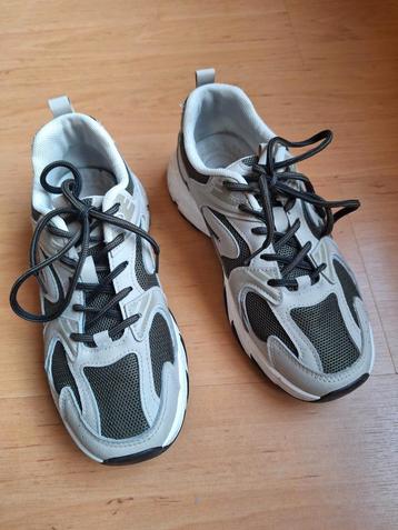 Sneakers grijsgroen/legergroen maat 40 (valt als 39) beschikbaar voor biedingen