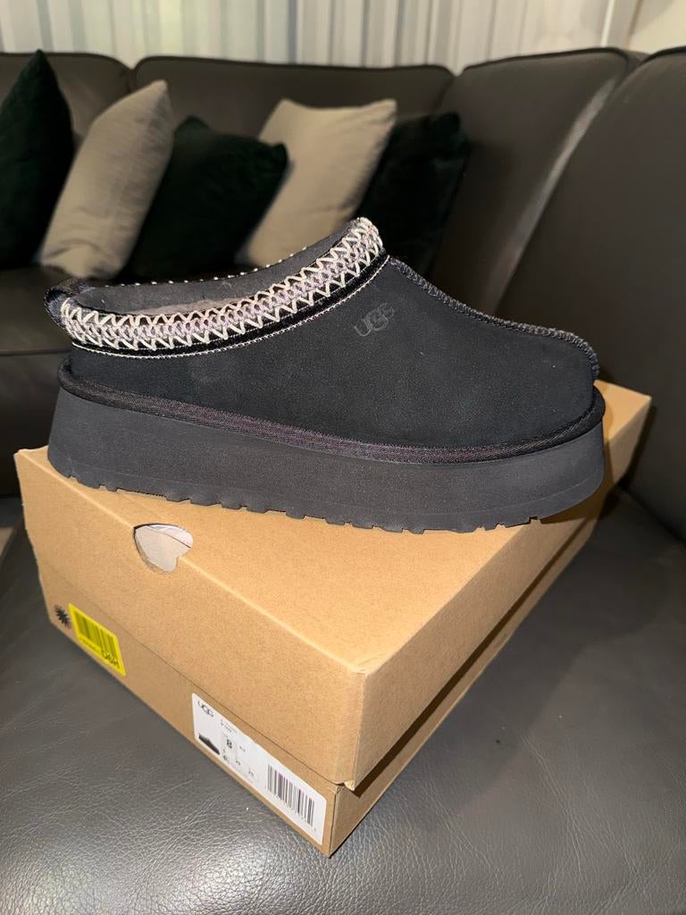 UGG TAZZ Plateau Zool - Maat 39 - Nieuw in doos, Ophalen of Verzenden, Nieuw, Zwart, Pantoffels of Sloffen