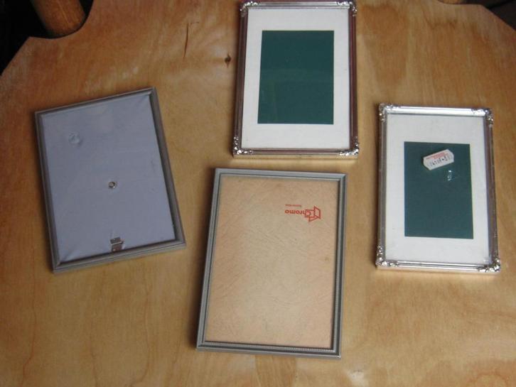 4 Fotolijstjes, metalen frame, 1 bol glas., Antiek en Kunst, Antiek | Woonaccessoires, Verzenden