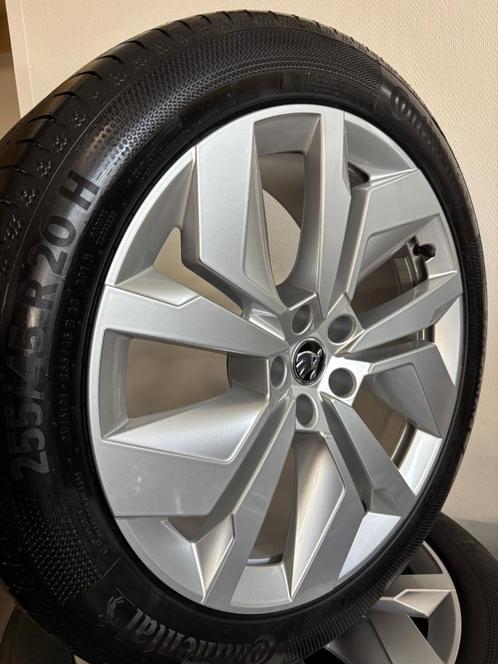NIEUWE set 20” Skoda Enyaq velgen + zomerbanden, Auto-onderdelen, Banden en Velgen, Banden en Velgen, Zomerbanden, 20 inch, 235 mm