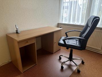 Bureau met stoel beschikbaar voor biedingen