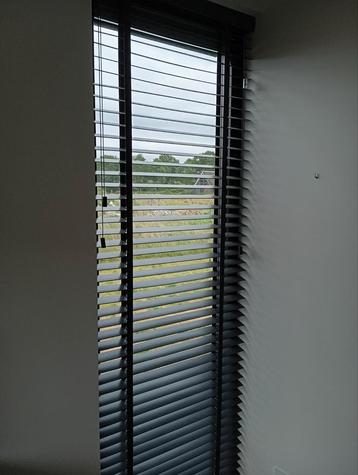 Te koop nieuwe antraciet houten jaloezie beschikbaar voor biedingen