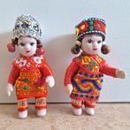 Aziatische, porseleinen klederdracht poppetjes 2 X, Verzamelen, Poppen, Ophalen of Verzenden, Zo goed als nieuw, Pop