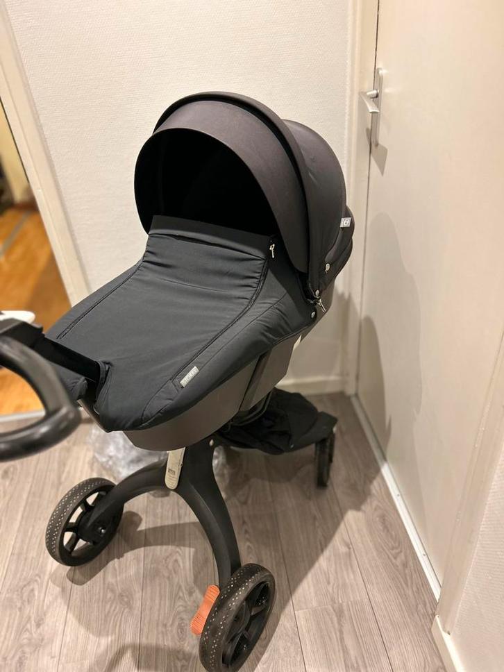Stokke Xplory V5 rich black, Kinderen en Baby's, Kinderwagens en Combinaties, Zo goed als nieuw, Combiwagen, Overige merken, Met reiswieg