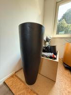 Zwart polystone pot 90 cm hoog, Tuin en Terras, Bloembakken en Plantenbakken, Ophalen, Steen, Rond, Zo goed als nieuw