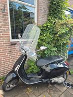 Vespa sprint zwart, Fietsen en Brommers, Scooters | Vespa, Ophalen, Maximaal 45 km/u, Zo goed als nieuw, Benzine