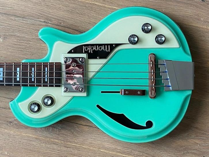 Italia Mondial retro bass nwst/ humbucker & piezo pickup !!, Muziek en Instrumenten, Snaarinstrumenten | Gitaren | Bas, Zo goed als nieuw