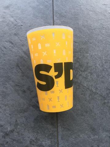 Beker kleur geel met S’DAM de reclame-uiting van Schiedam.