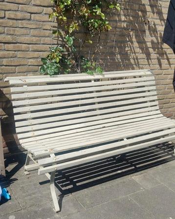 Landelijke brocante witte tuinbank beschikbaar voor biedingen