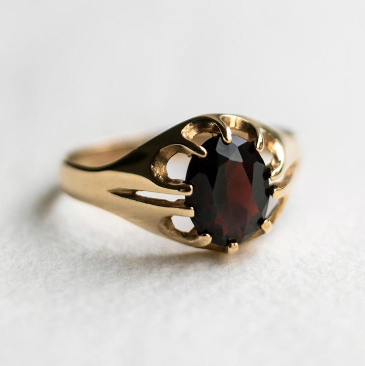 Vintage 9K gouden solitaire ring met granaat - 19,25, Sieraden, Tassen en Uiterlijk, Ringen, Zo goed als nieuw, Dame, 19 tot 20