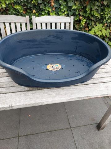 Kunstof hondenmand beschikbaar voor biedingen