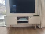 Retro tv meubel Woood - wit met houten poten, Huis en Inrichting, Kasten | Televisiemeubels, Ophalen, 100 tot 150 cm, Zo goed als nieuw