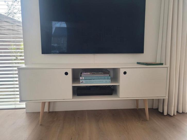 Retro tv meubel Woood - wit met houten poten, Huis en Inrichting, Kasten | Televisiemeubels, Zo goed als nieuw, Minder dan 100 cm