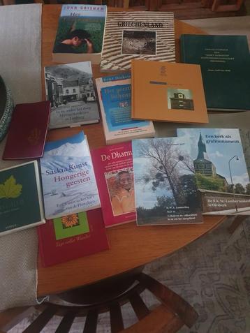 Een doos met boeken beschikbaar voor biedingen