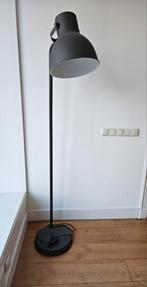 Ikea Hektar staande lamp antraciet, Huis en Inrichting, Lampen | Vloerlampen, Ophalen, Zo goed als nieuw, 150 tot 200 cm