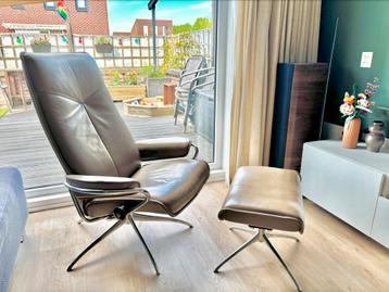 Stressless fauteuil taupe met hocker  beschikbaar voor biedingen