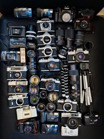2 dozen met analoge camera’s, lenzen en accessoires  beschikbaar voor biedingen
