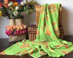 Lap stof Appelgroen met oranje bloem - gekreukt nr 4, 120 cm of meer, Nieuw, Ophalen of Verzenden, Katoen