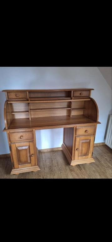 Klassiek houten bureau met opbergruimte beschikbaar voor biedingen