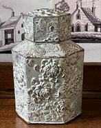Chinese Theebus met Bloemenreliëf, Antiek en Kunst, Curiosa en Brocante, Ophalen of Verzenden