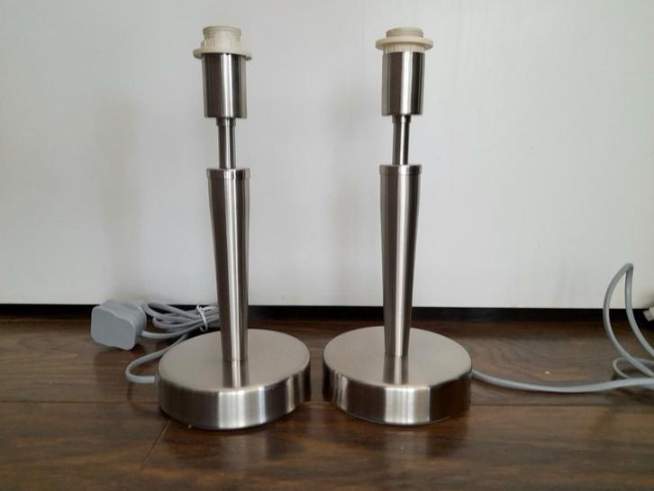 Twee nieuwe RVS multifunctionele lampenvoeten van Eglo, Huis en Inrichting, Lampen | Tafellampen, Nieuw, Minder dan 50 cm, Metaal