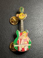 Hard Rock Cafe Amsterdam Gitaar Pin August 2003, Verzamelen, Speldjes, Pins en Buttons, Onbekend, Ophalen of Verzenden, Zo goed als nieuw