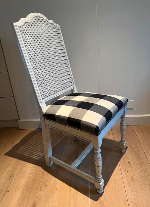 Stoel met stijlvol blauw-wit geruit patroon, Huis en Inrichting, Stoelen, Zo goed als nieuw, Eén, Hout, Blauw, Ophalen