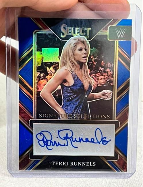 2023 Panini Select WWE Terri Runnels limited + Handtekening, Verzamelen, Sportartikelen en Voetbal, Nieuw, Spelerskaart, Overige sporten