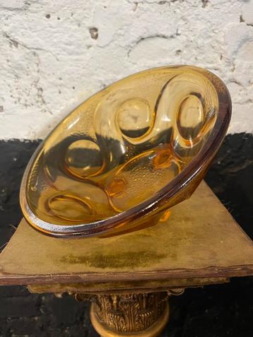 Zware vintage amberkleurige glazen schaal persglas beschikbaar voor biedingen