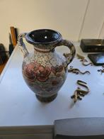 Antieke vaas met bloemmotief, Huis en Inrichting, Woonaccessoires | Vazen, Gebruikt, Overige kleuren, Aardewerk of Porselein, Ophalen of Verzenden