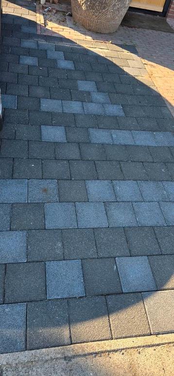 Tegels tuin/oprit 21x21x8 aantal48 stuks en wat restanten beschikbaar voor biedingen