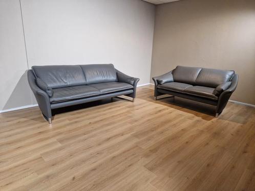 2x Leolux Enora Banken - 3+2 zits - Grijs - Leder - Design, Huis en Inrichting, Banken | Sofa's en Chaises Longues, Zo goed als nieuw
