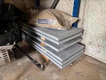 Hardstenen dakrand platen, totaal 6,5m lengte BxH = 37x3cm beschikbaar voor biedingen