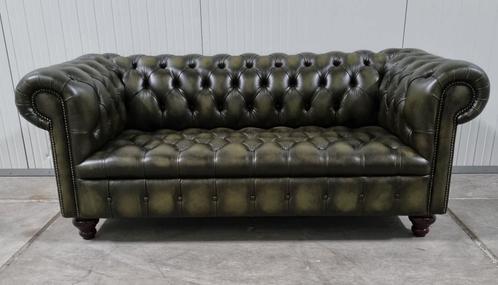 Showroommodel Chesterfield bank olijfgroen leer + BEZORGING, Huis en Inrichting, Banken | Bankstellen, Nieuw, Rechte bank, 200 tot 250 cm